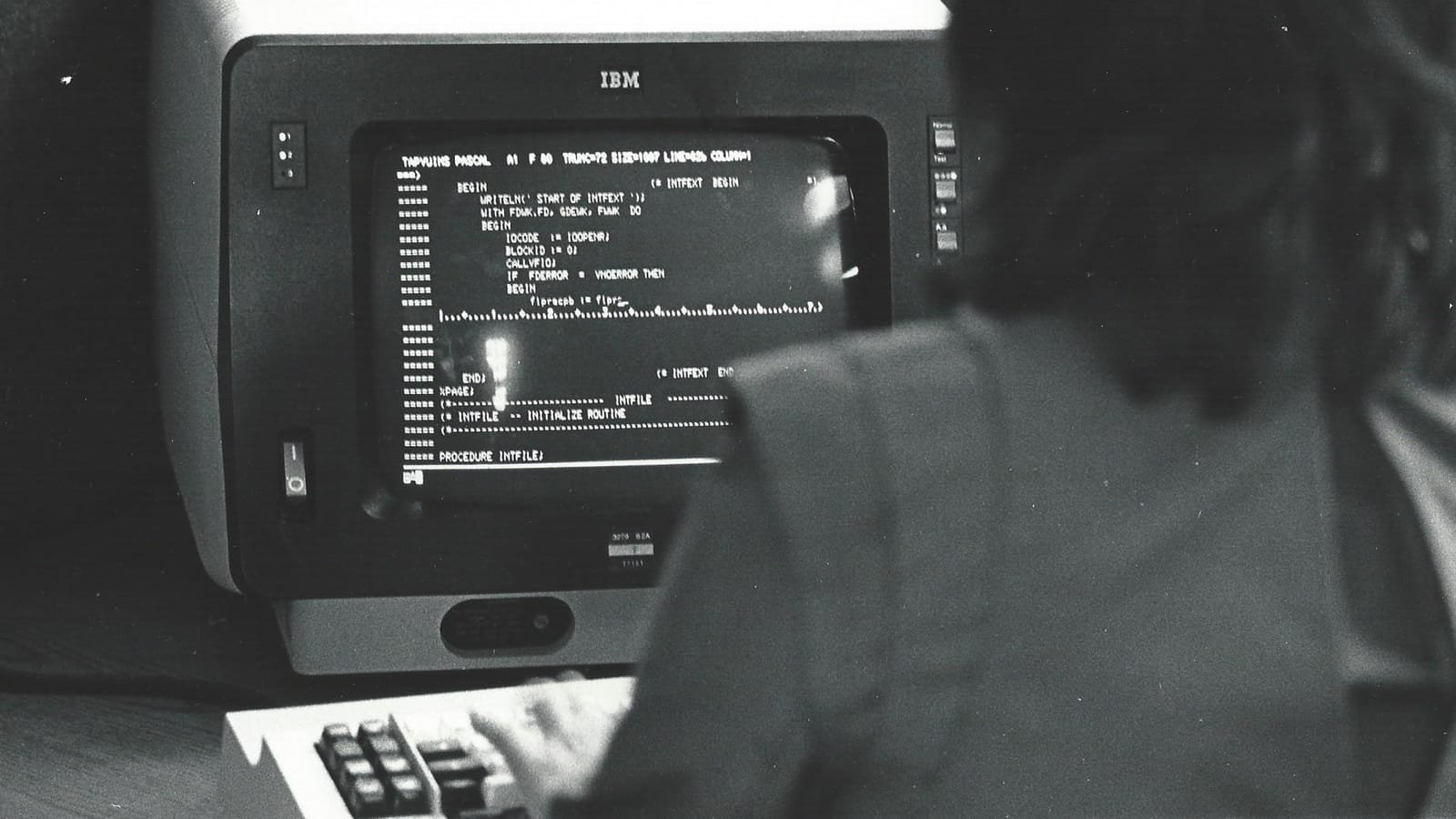 Fotografía de archivo de 1983: una programadora ante un terminal IBM 3270 con código en Pascal en la pantalla